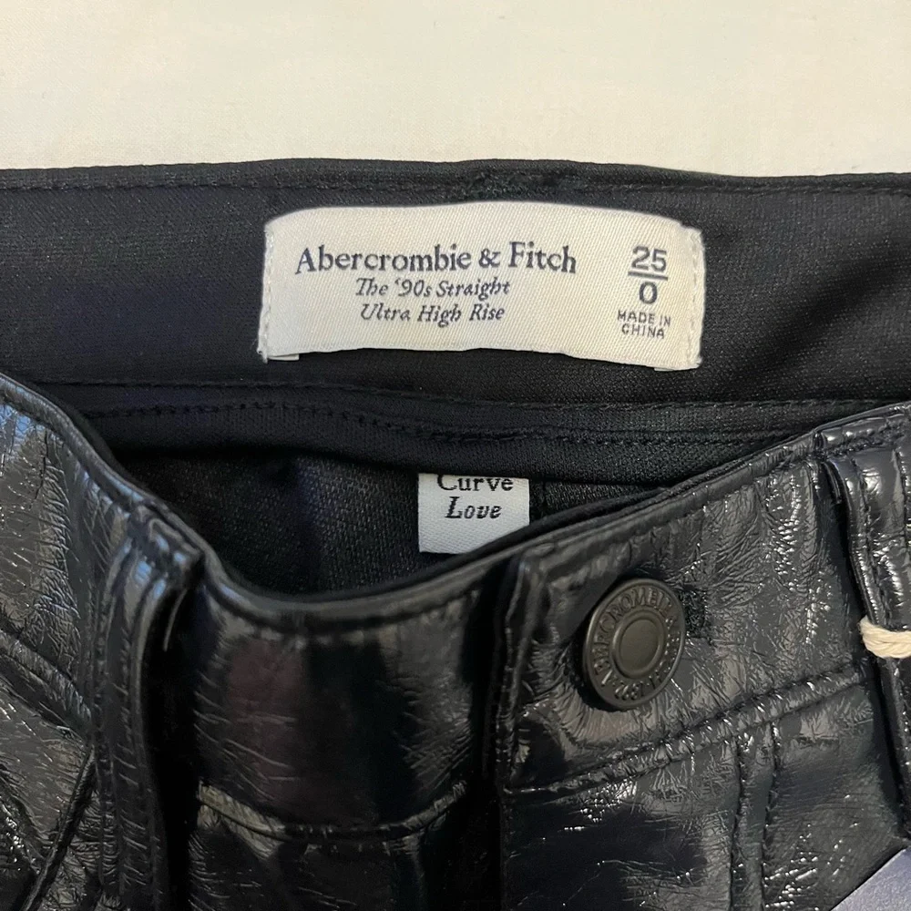 Abercrombie Curve Love ‘The 90s Straight Ultra High Rise’ Vegan Leather Pants - Picture 4 of 5